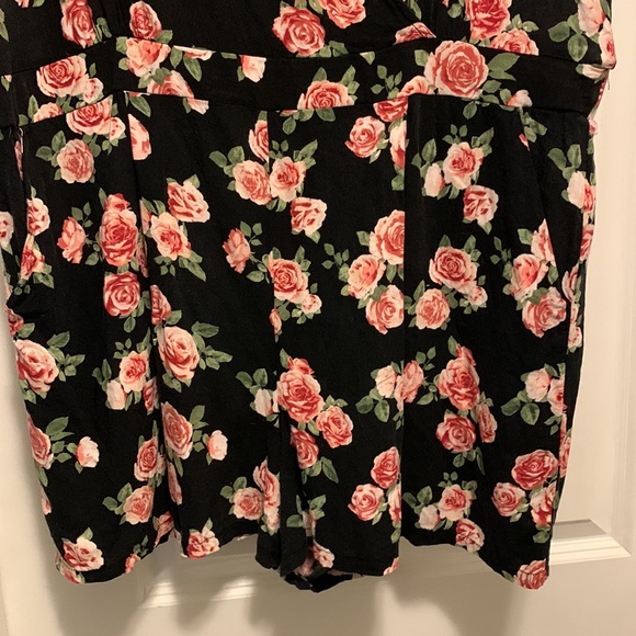 Forever 21 gently worn floral print cross front flutter sleeve romper - Picture 3 of 6